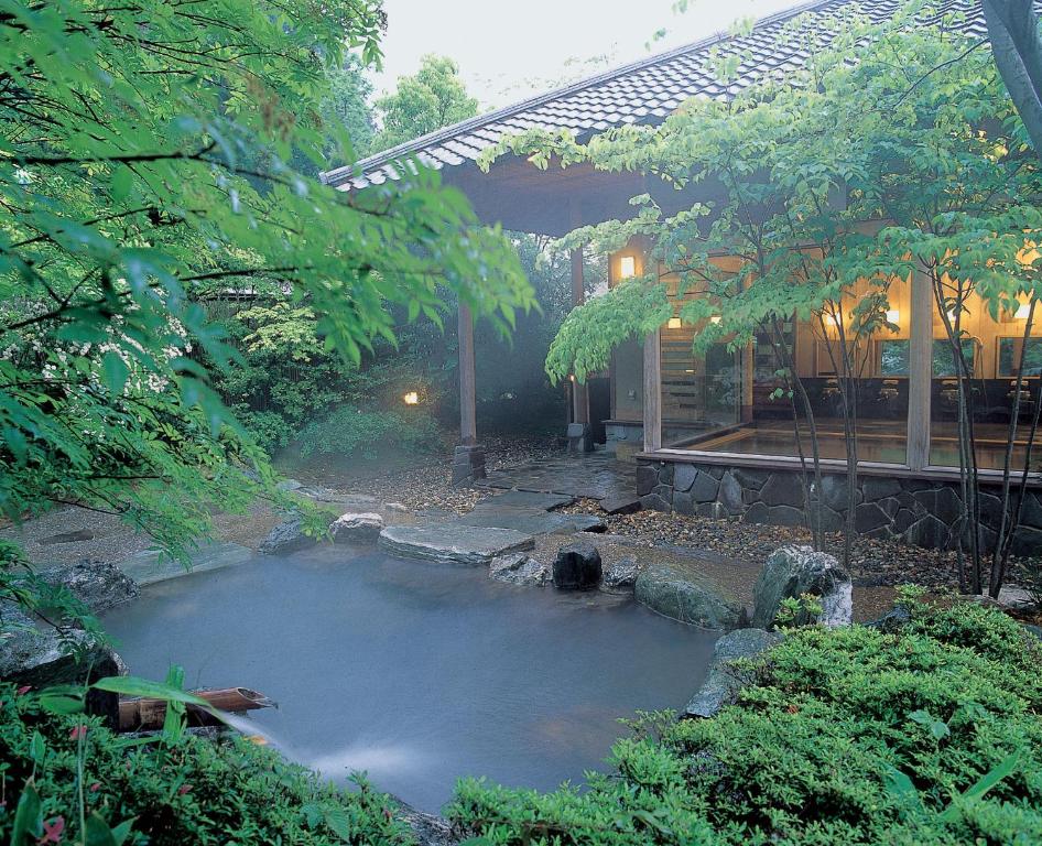 un étang au milieu d'un jardin dans l'établissement Shaga-no-Sato Yumeya, à Niigata