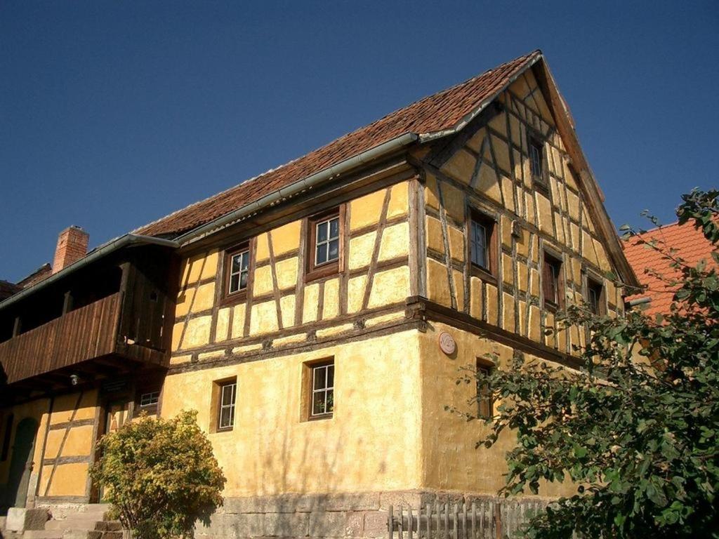 an old building with a wooden roof at Wohnen im Denkmal in Gumperda
