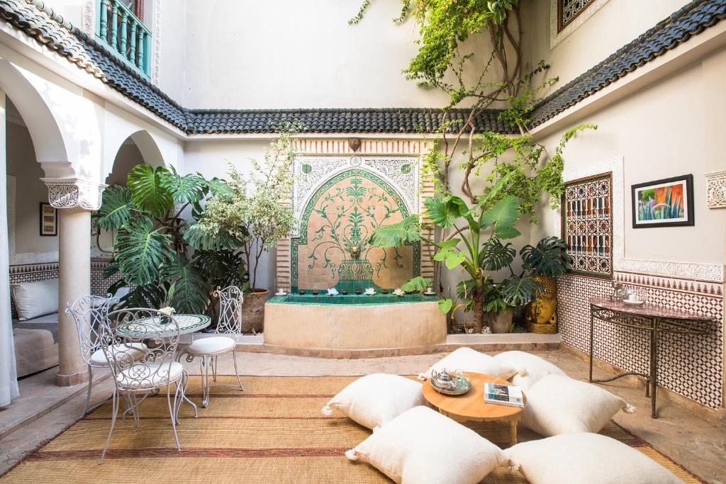 a courtyard with a fountain in the middle of a building at Riad Villa Harmonie in Marrakech
