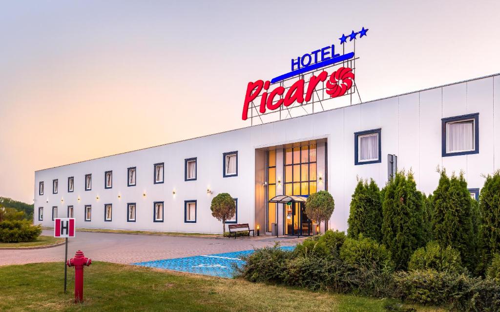 ズゴジェレツにあるHotel Picaro Żarska Wieś Północ A4 kierunek Niemcyの建物の横に看板のあるホテル