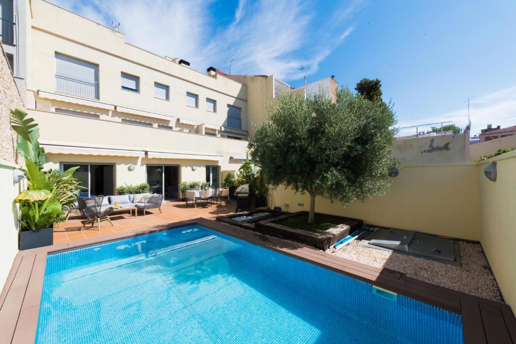 una piscina nel cortile di una casa di Petit Luxe l'Oasi d'Egara a Terrassa