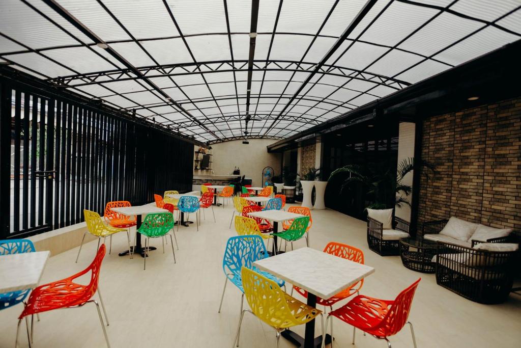 Posezení v ubytování HalfWay House Hostel Mactan Cebu Airport