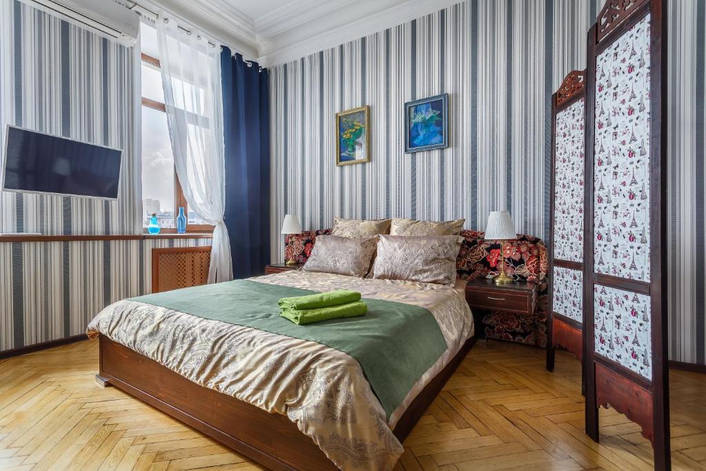モスクワにあるАпартаменты на Плющихе 44/2のベッドルーム1室(ベッド1台、緑のタオル付)