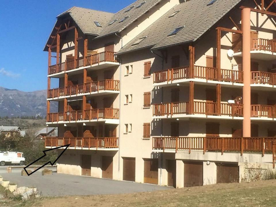 - un grand bâtiment avec des balcons sur le côté dans l'établissement L appart' du bonheur, à Ancelle