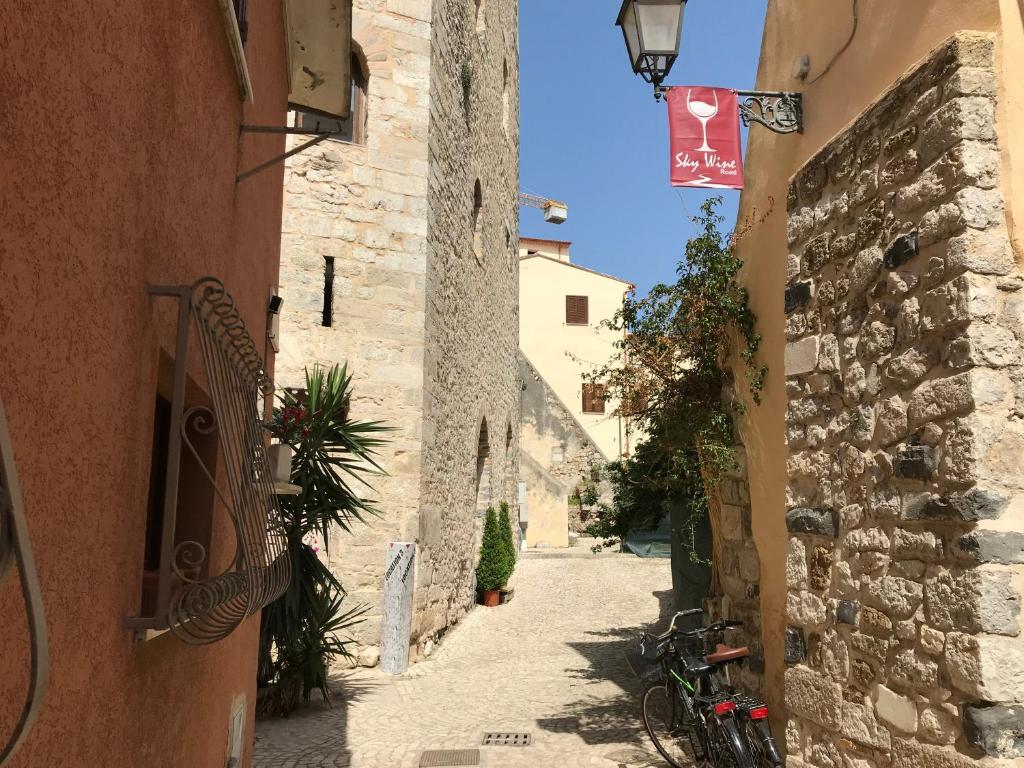 Une allée avec des vélos garés sur le côté d'un bâtiment dans l'établissement Al Borgo Antico, à Terracine