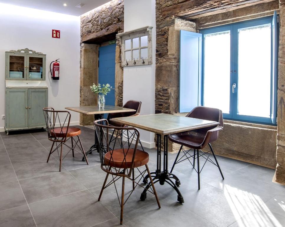 une salle à manger avec deux tables et des chaises dans l'établissement Montebreamo, à Pontedeume