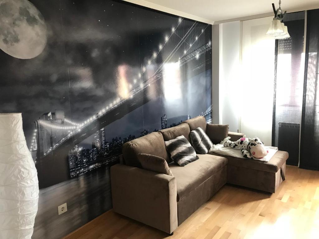 レオンにあるpiso nuevo modernoのソファ付きのリビングルーム、壁画