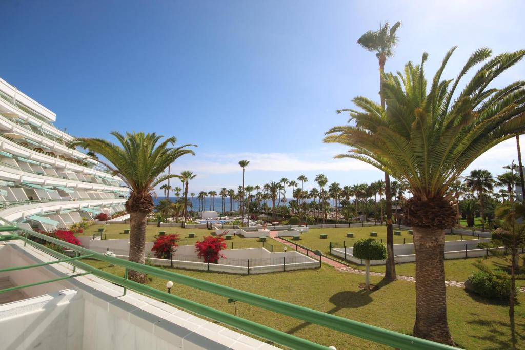 Vonkajšia záhrada v ubytovaní Luxury Apartments in first beach line with pool