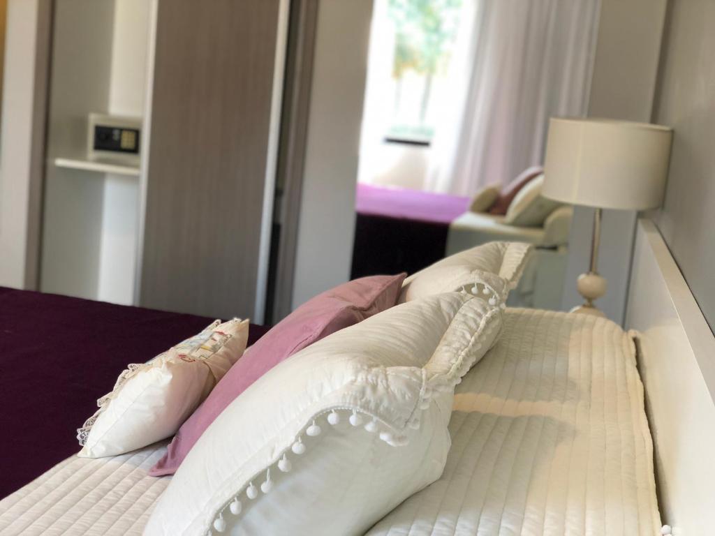 Un pat sau paturi într-o cameră la Reina Mora Hotel