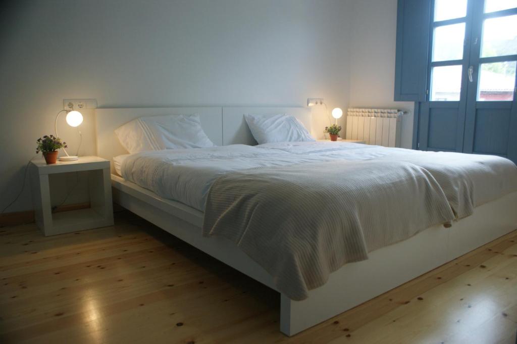 A bed or beds in a room at Las Casinas de la Granda