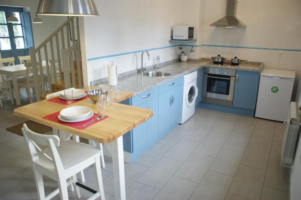 A kitchen or kitchenette at Las Casinas de la Granda