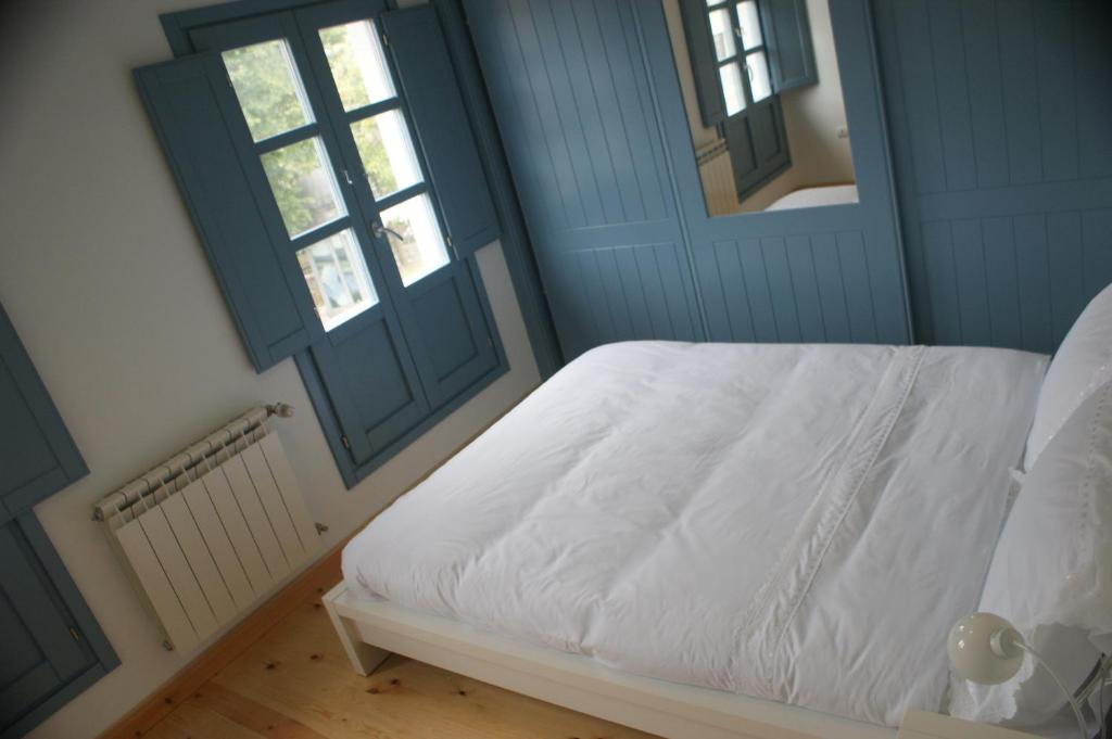 A bed or beds in a room at Las Casinas de la Granda
