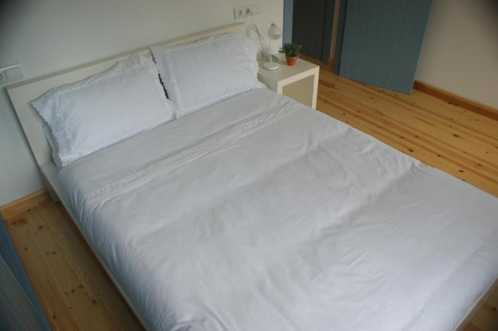 A bed or beds in a room at Las Casinas de la Granda