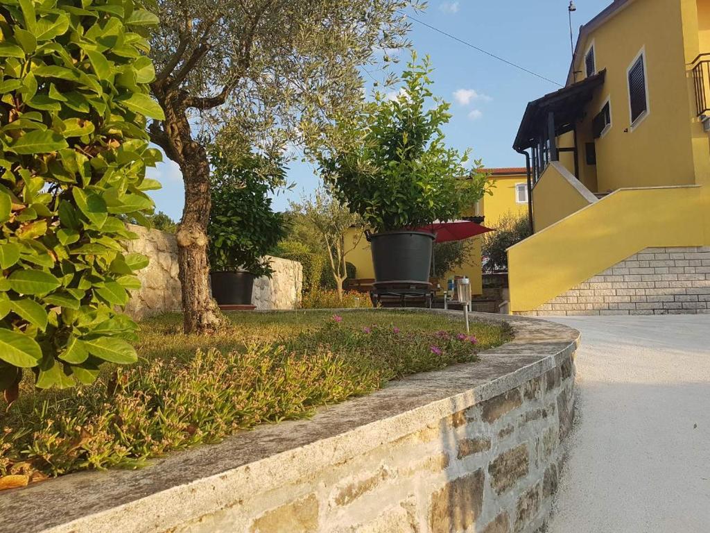 a brick retaining wall next to a house at Soba Gracijela in Motovun