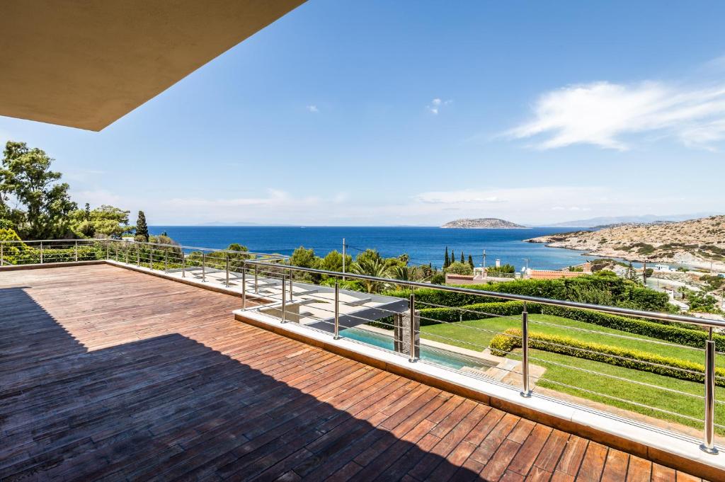 een balkon met uitzicht op de oceaan bij Analisa Luxury Villa in Sounio