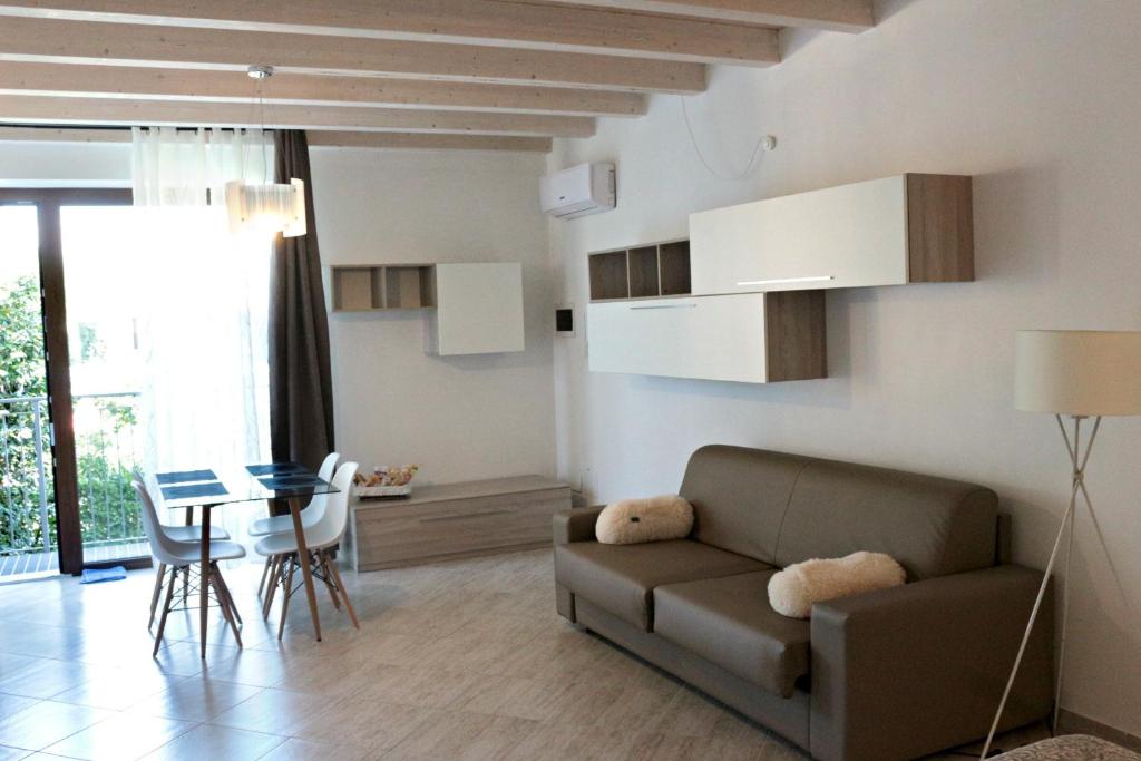 uma sala de estar com um sofá e uma mesa em Paradeisos Residence Sas em Somma Lombardo