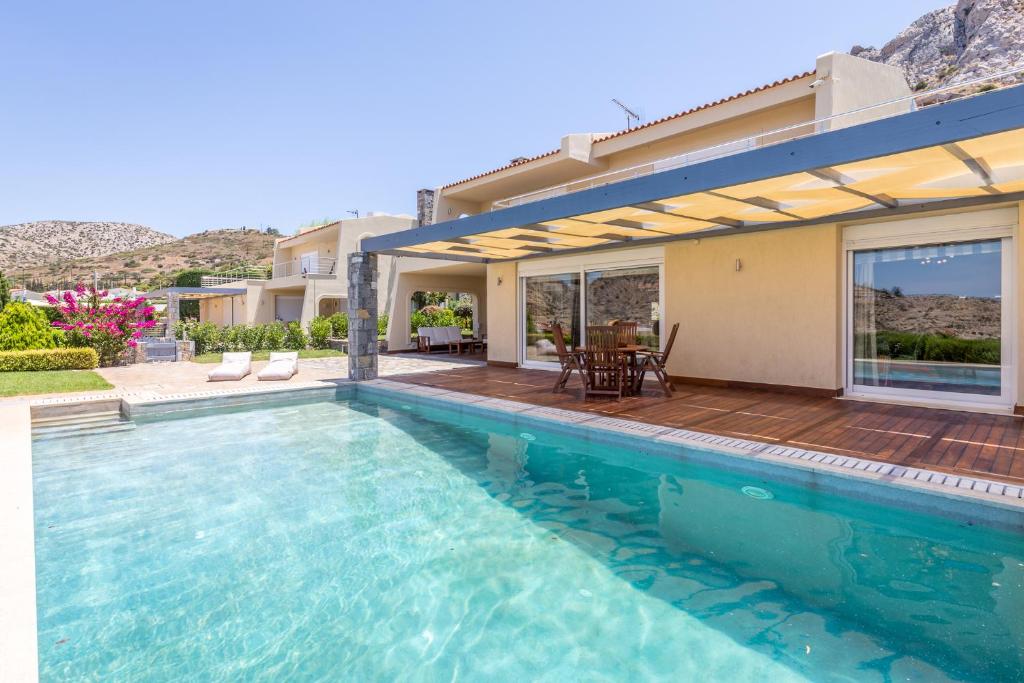 ein Pool vor einem Haus in der Unterkunft Analisa Luxury Villa in Kap Sounion