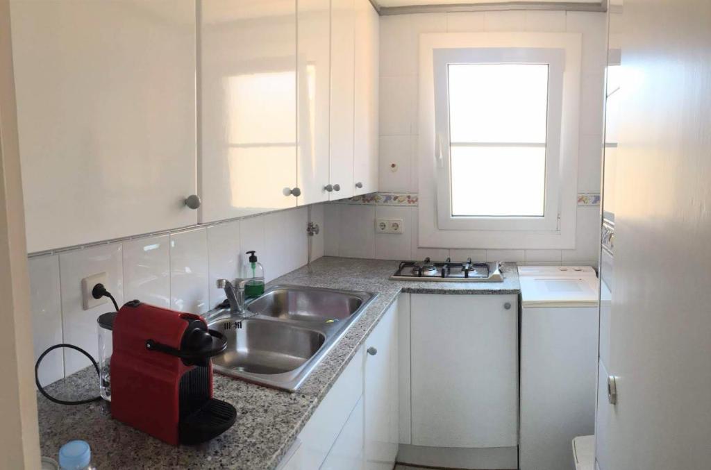 Kuchyň nebo kuchyňský kout v ubytování Apartamento a 150 metros de la playa en la Fosca