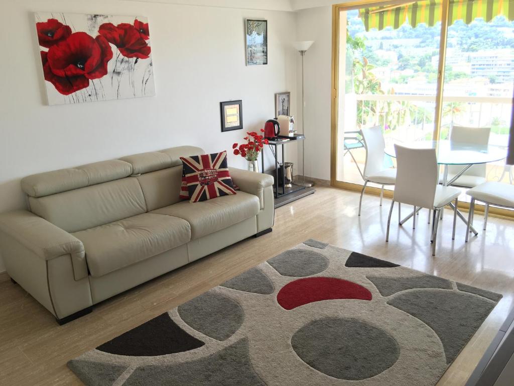 uma sala de estar com um sofá e uma mesa em Cannes: Agréable 2 pièces vue mer panoramique em Cannes