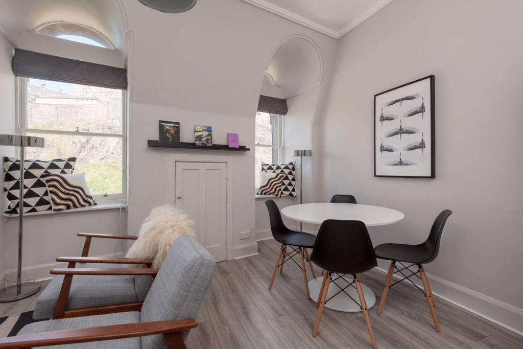 ALTIDO Super Stylish&Modern Apt with Amazing Castle View