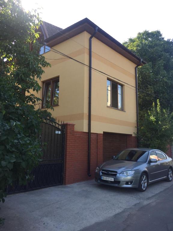 a car parked in front of a house at Сдам дом у моря (новый дом) 9-ая Фонтана in Odesa