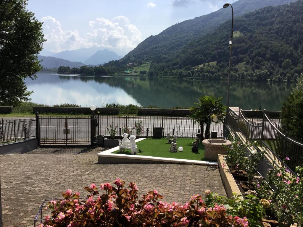 vista su un lago con montagne sullo sfondo di Villa Marilena con accesso diretto al lago a Ranzanico