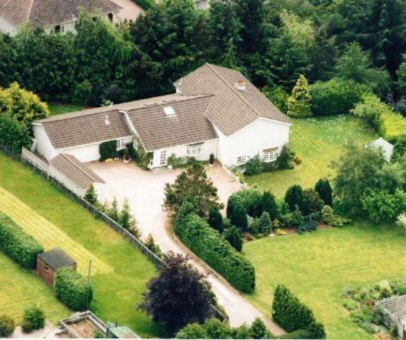 eine Luftansicht eines großen Hauses mit Hof in der Unterkunft Robinhill Garden in Forres