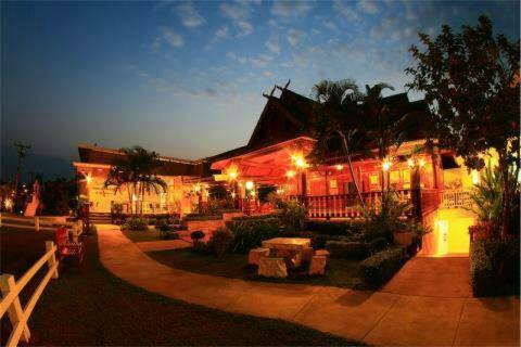 uma casa com luzes num pátio à noite em Sangkla Resort em Ban Sane Phong