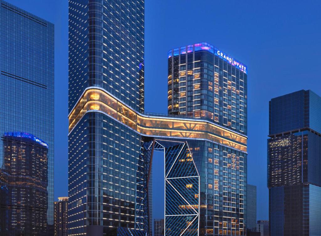 un edificio alto con la letra n en una ciudad en Grand Hyatt Xi'an en Xi'an