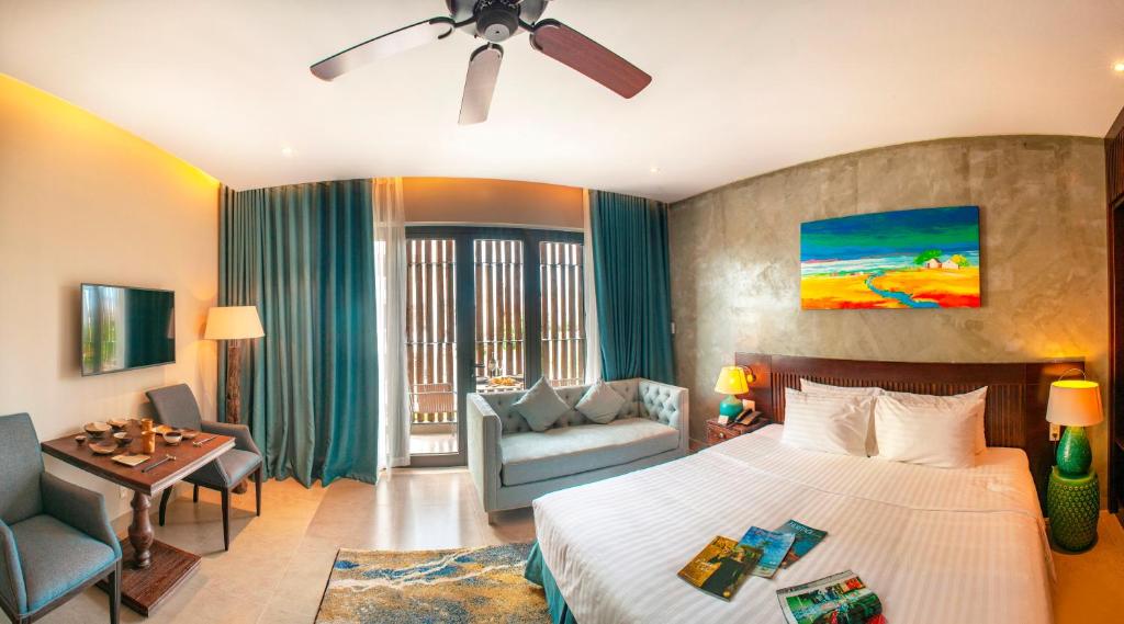 um quarto de hotel com uma cama e uma sala de estar em Sen Boutique Villa Apartment em Da Nang