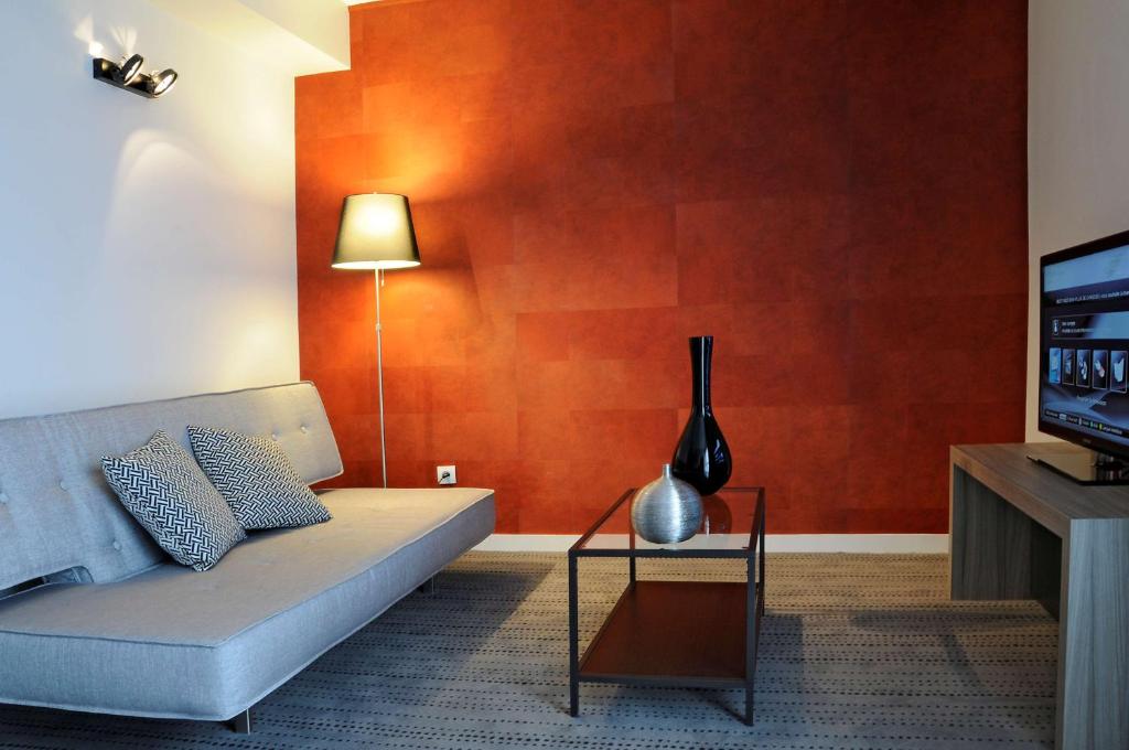 TV a/nebo společenská místnost v ubytování Best Western Plus Hôtel & Spa de Chassieu