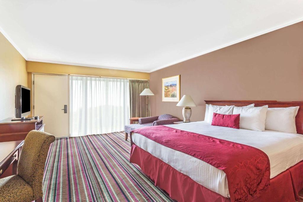 Postel nebo postele na pokoji v ubytování Days Inn & Suites by Wyndham Logan