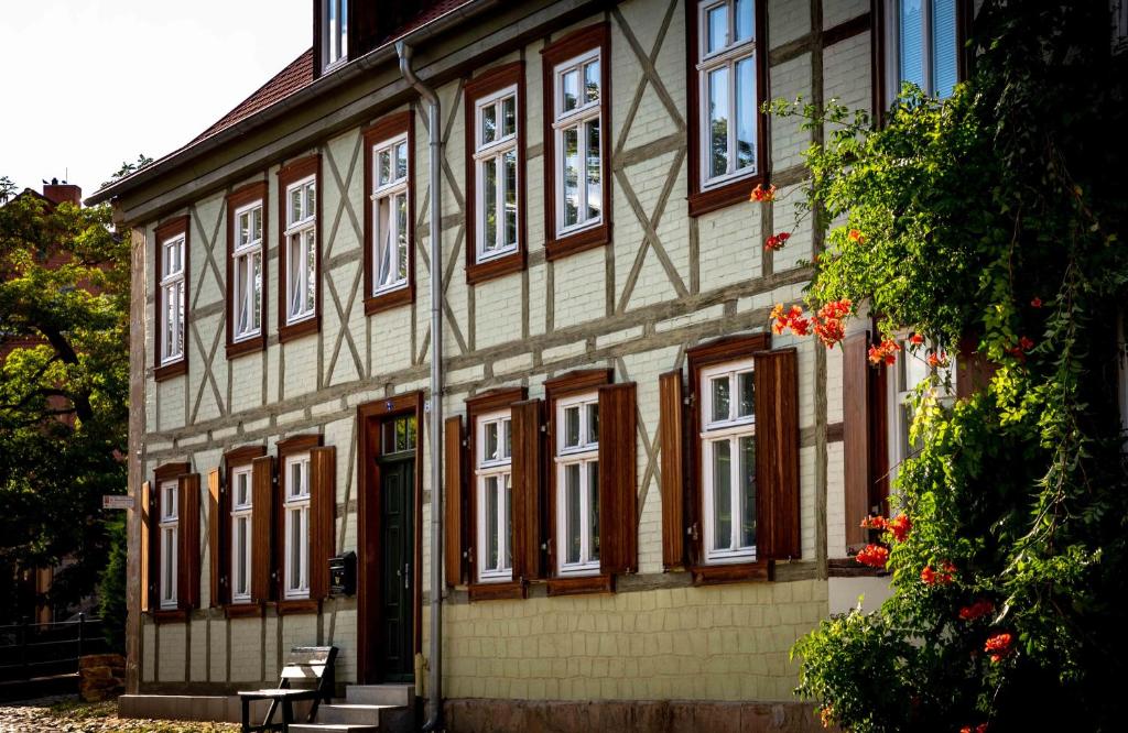 um edifício com um monte de janelas em Ecke - der Romanik em Quedlinburg