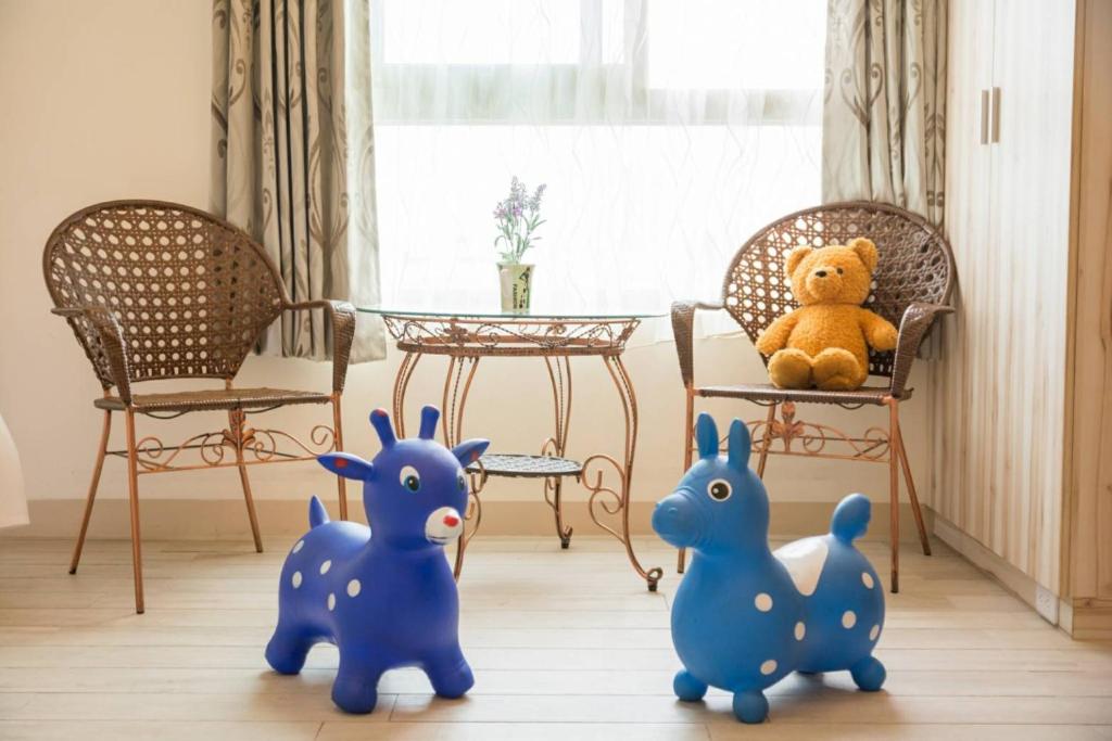 五結鄉的住宿－D3經典民宿，一群蓝色玩具动物坐在房间里