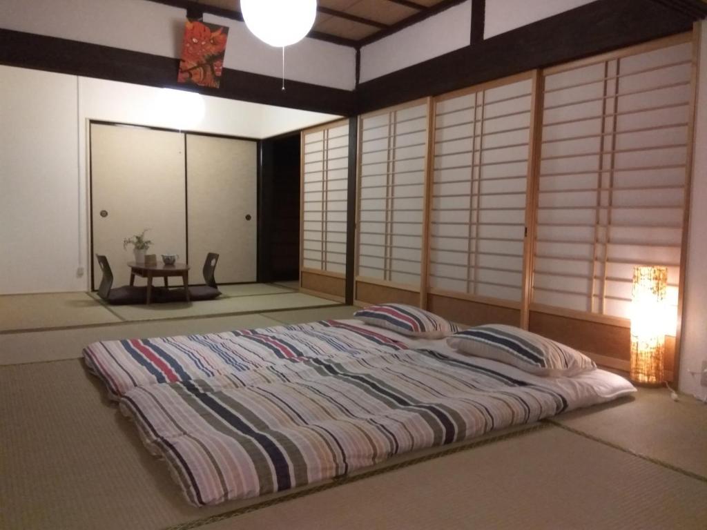 Postel nebo postele na pokoji v ubytování Kumano Kodo Nagano Guesthouse