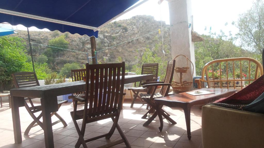 Un restaurante o sitio para comer en Casa Rural La Fuensanta