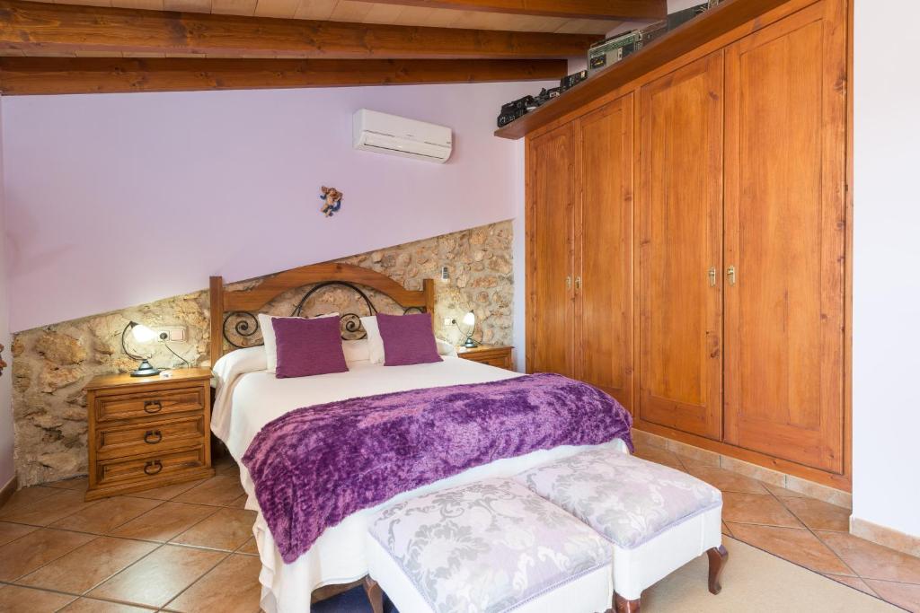 A bed or beds in a room at Finca Can Diego