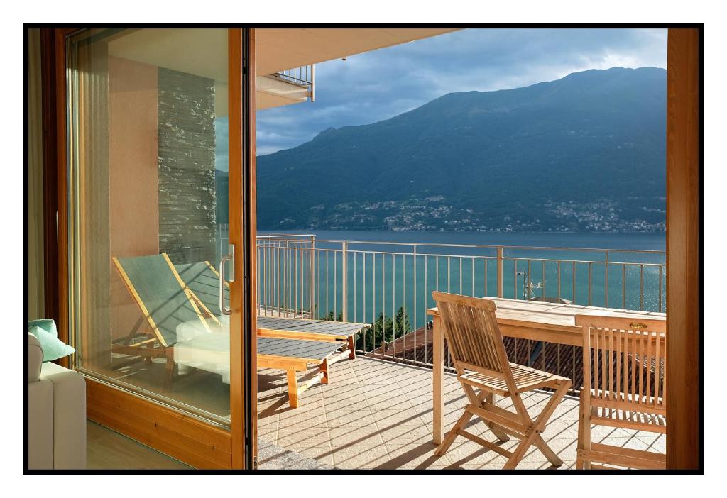 een balkon met stoelen en een tafel en uitzicht op het water bij Riflessi di Lago in Dorio