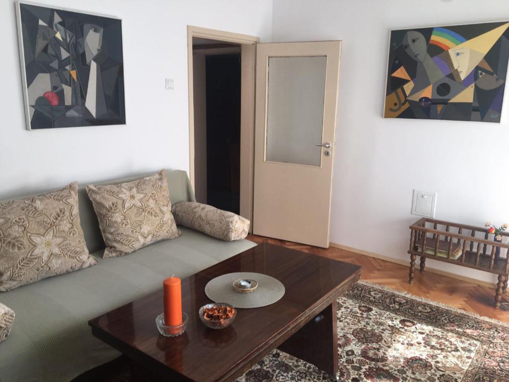 un soggiorno con divano e tavolo di Practico, cómodo y céntrico. a Gabrovo