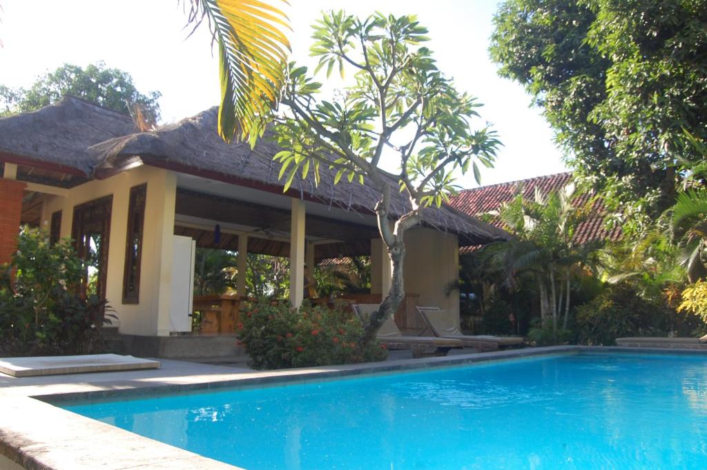 Villa con piscina frente a una casa en Star East Bungalows, en Amed