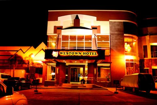 バコロドにあるMO2 Westown Hotel - Mandalaganの西洋のホテルを読む看板のあるホテル