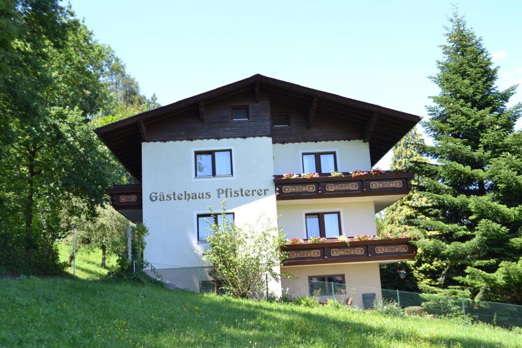 ein Gebäude mit einem Schild an der Seite in der Unterkunft Gästehaus Pfisterer in Bad Schallerbach
