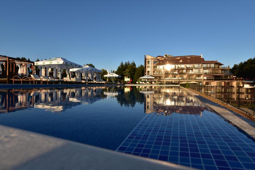 una piscina en un complejo con edificios de fondo en SPA Hotel Infinity Park Velingrad, en Velingrad