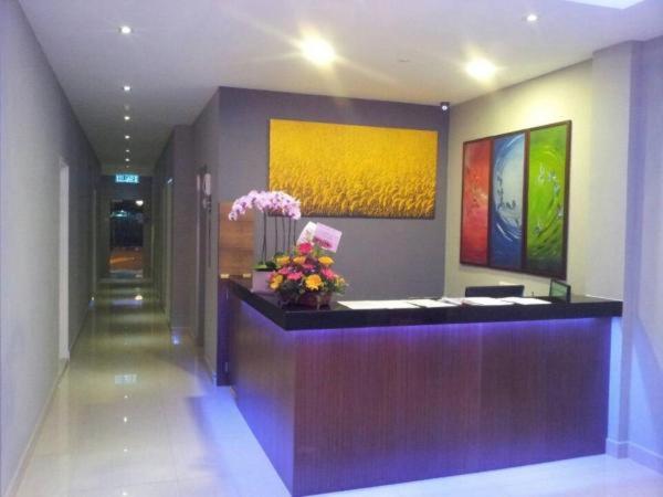- un hall avec une réception fleurie dans l'établissement Festival Boutique Hotel, à Kuala Lumpur