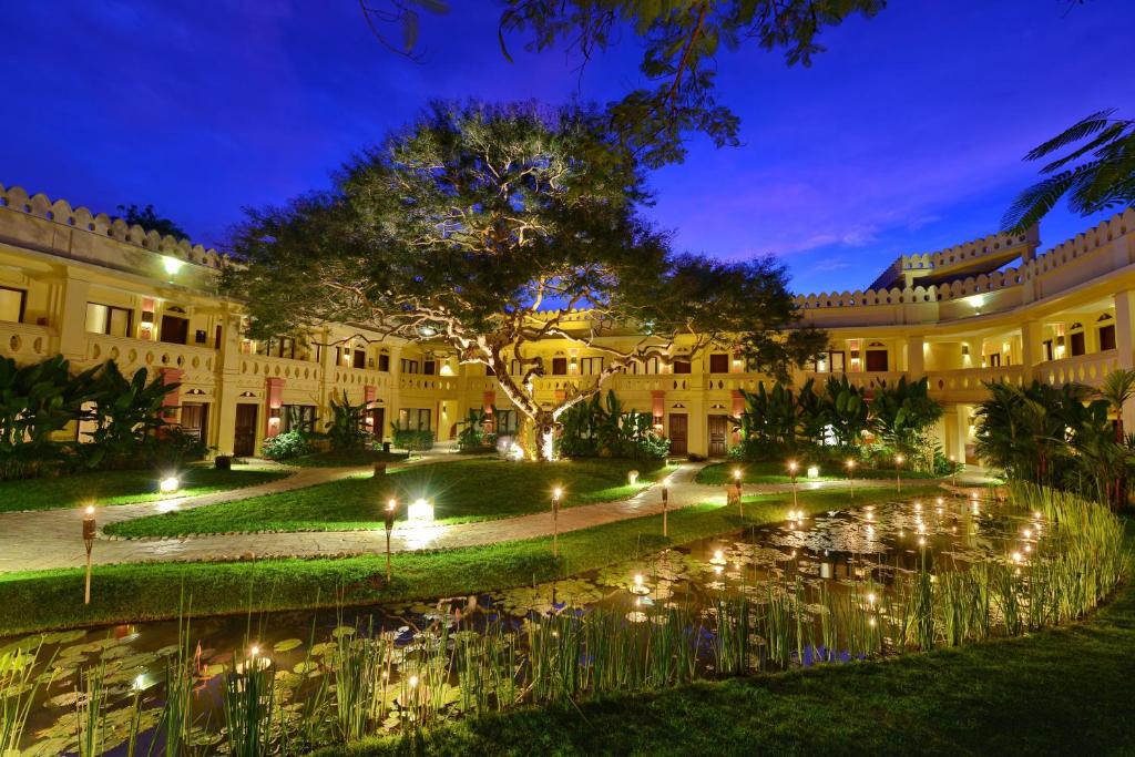 ein Gebäude mit einem Teich in der Nacht davor in der Unterkunft Areindmar Hotel in Bagan