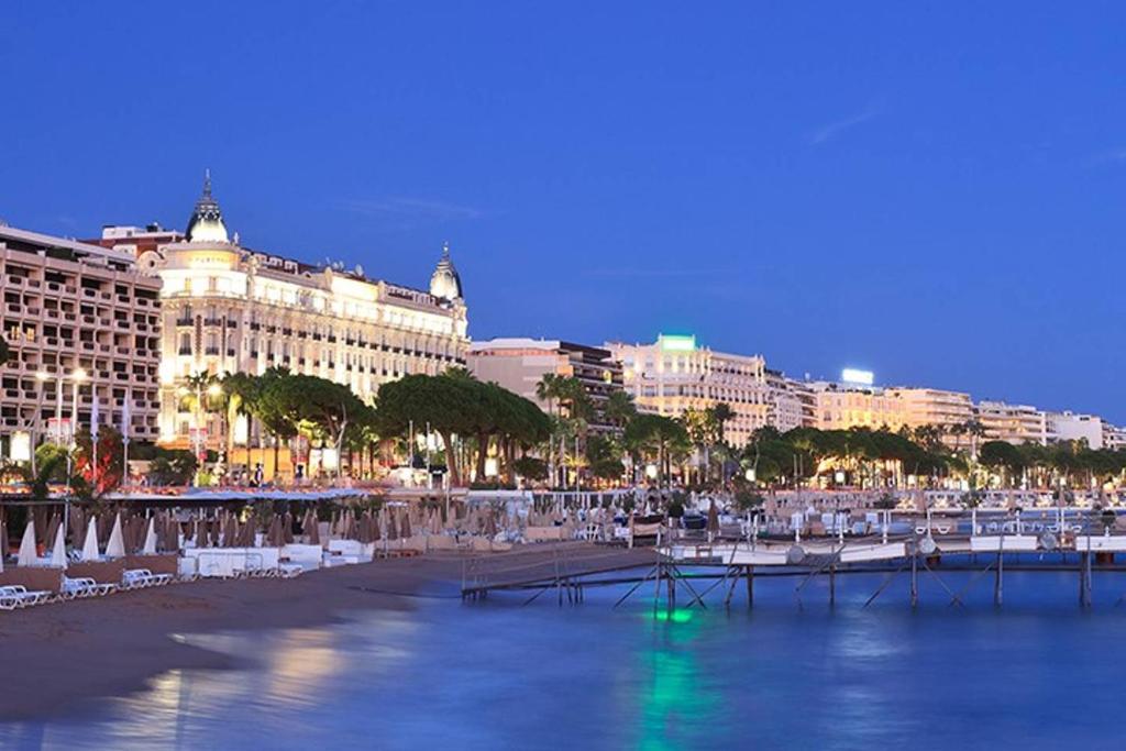 カンヌにあるCannes Film Festival Beach Apartmentの水上ボートが浮かぶ街並み