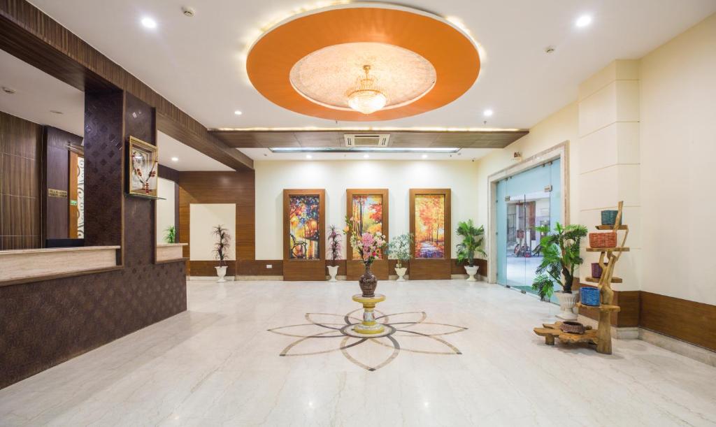 hol z dużym pokojem z sufitem w obiekcie Hotel City Center Jodhpur w mieście Dźodhpur