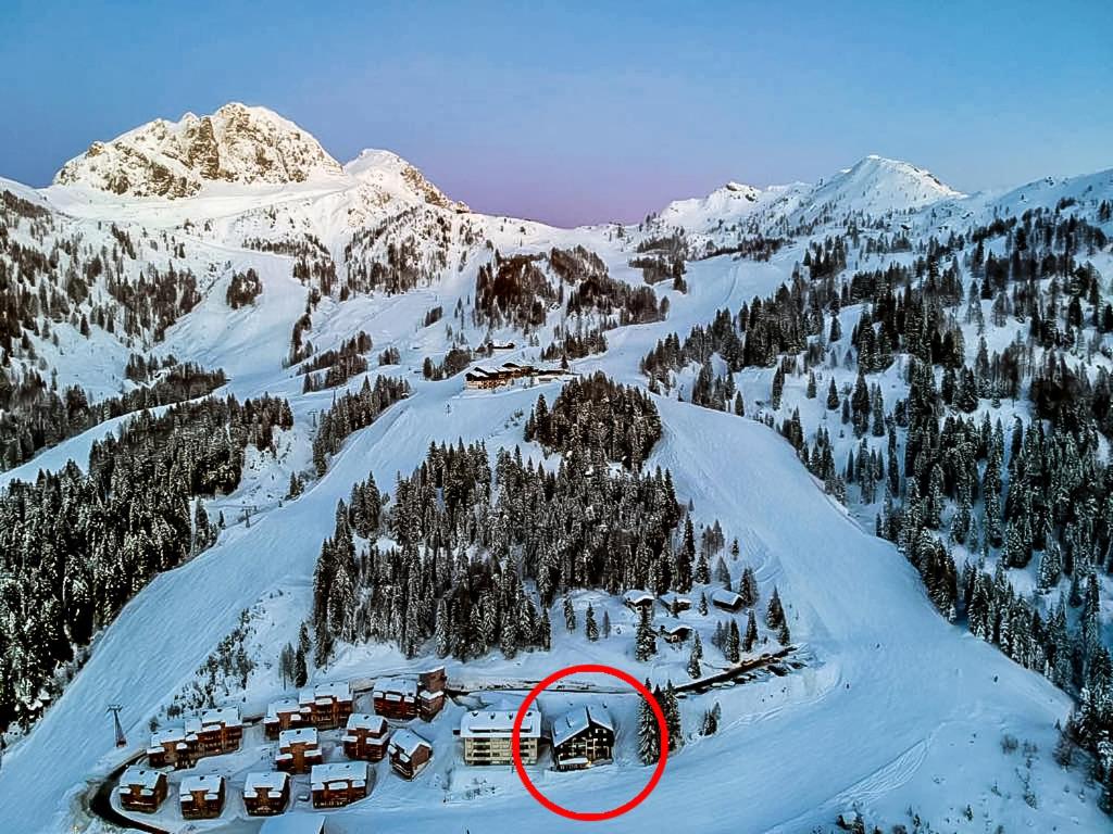 ein Skigebiet mit einem roten Kreis im Schnee in der Unterkunft Apartment Bergjuwel in Sonnenalpe Nassfeld