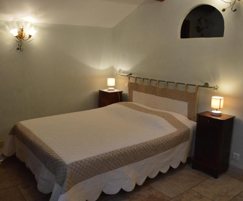 Postel nebo postele na pokoji v ubytování Ferme de Palumiane - Chambres climatisées