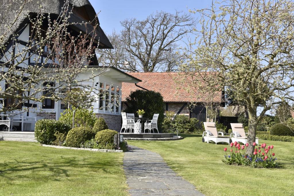 a house with white chairs in the yard at Fachwerkhaus in Ahrenshoop